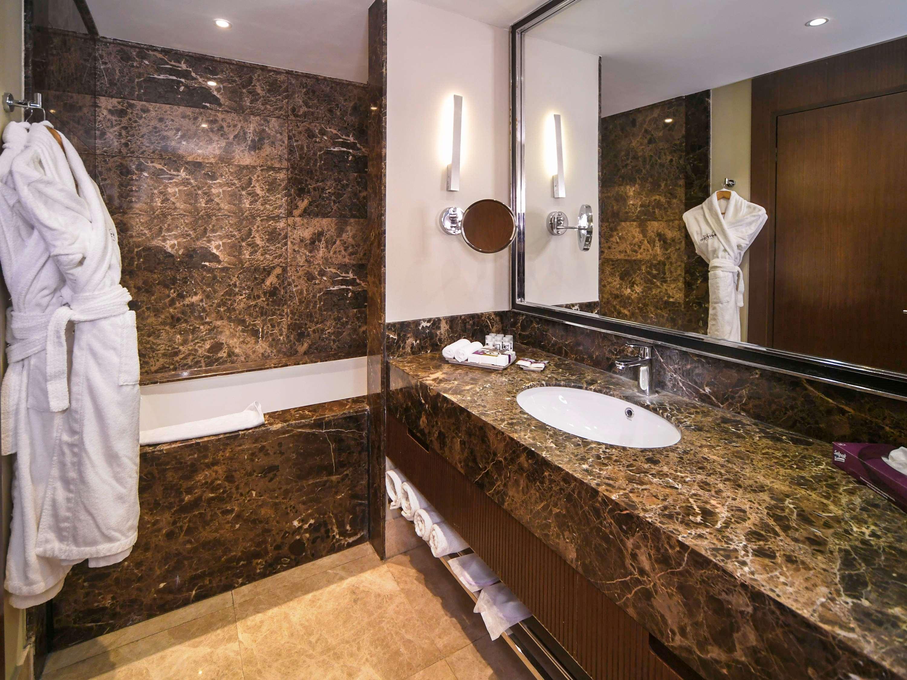 Mercure Istanbul West Hotel & Convention Center Buitenkant foto