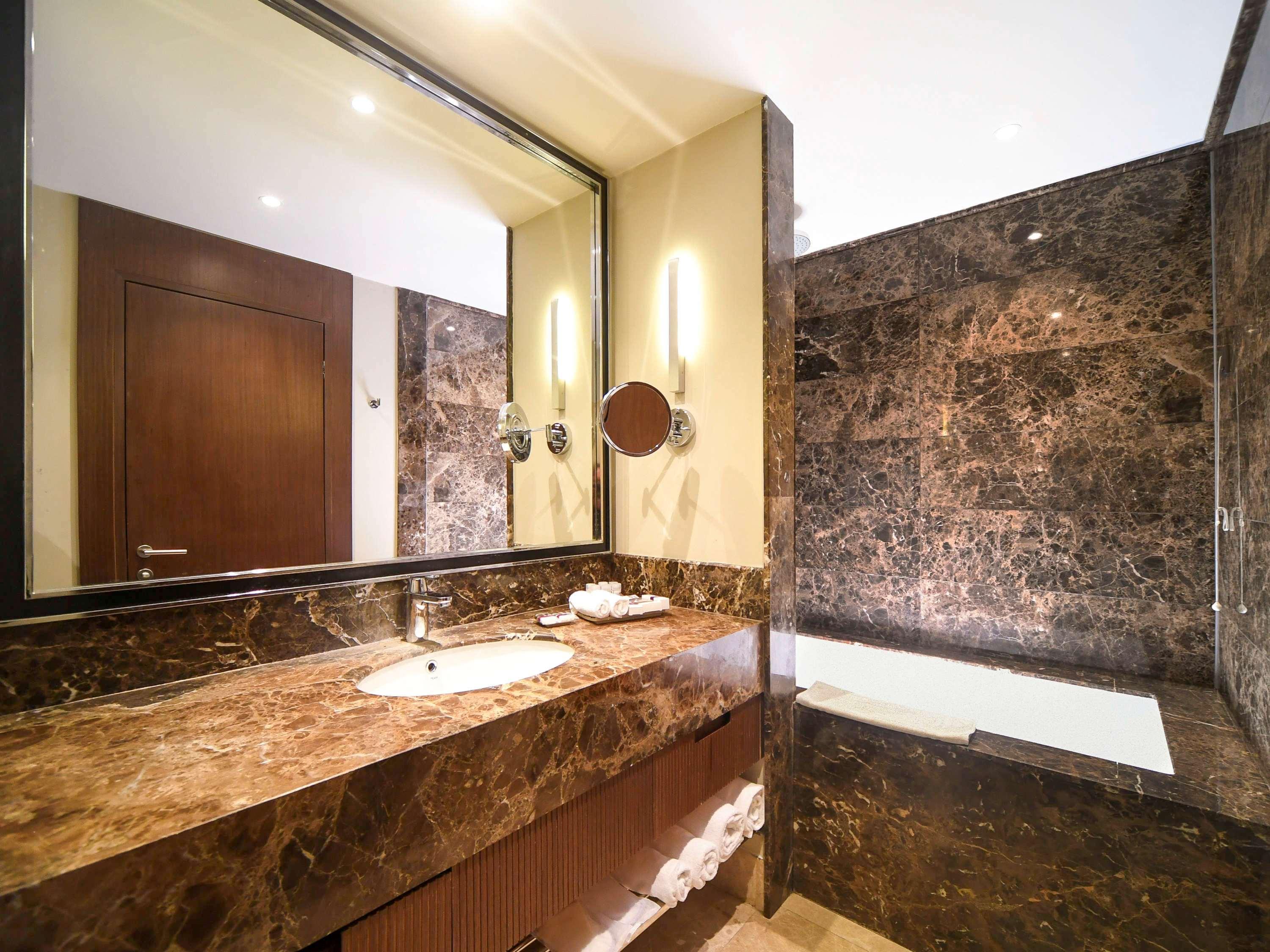 Mercure Istanbul West Hotel & Convention Center Buitenkant foto